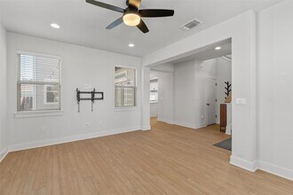 8707 Alderman Dr. in Austin, TX - Foto de edificio - Building Photo