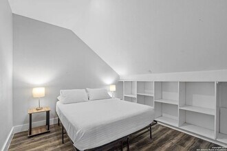 402 E Dewey Pl, Unit 101 in San Antonio, TX - Building Photo - Building Photo