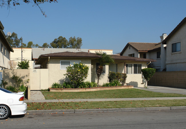 4301-4305 Green Ave in Los Alamitos, CA - Foto de edificio - Building Photo