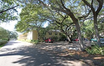 Coachwood Apartments in Tampa, FL - Foto de edificio - Building Photo