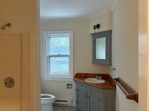 325 Wiggins St in Greenport, NY - Building Photo - Building Photo