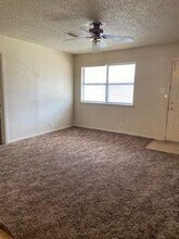1250 Elm St-Unit -E in Abilene, TX - Foto de edificio - Building Photo
