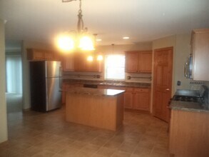 561 Yosemite Ave in Hartford, WI - Foto de edificio - Building Photo