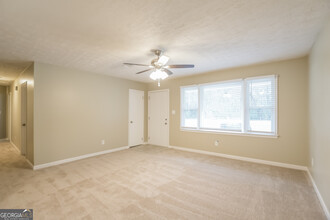 3250 Ridgecrest Dr in Powder Springs, GA - Building Photo - Building Photo