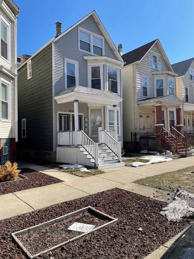 2733 N Ridgeway Ave, Unit 2