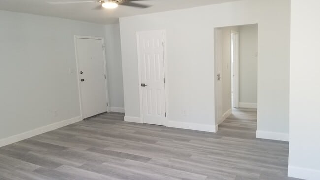 5667 Fountain Ave, Unit #8 in Los Angeles, CA - Building Photo - Building Photo