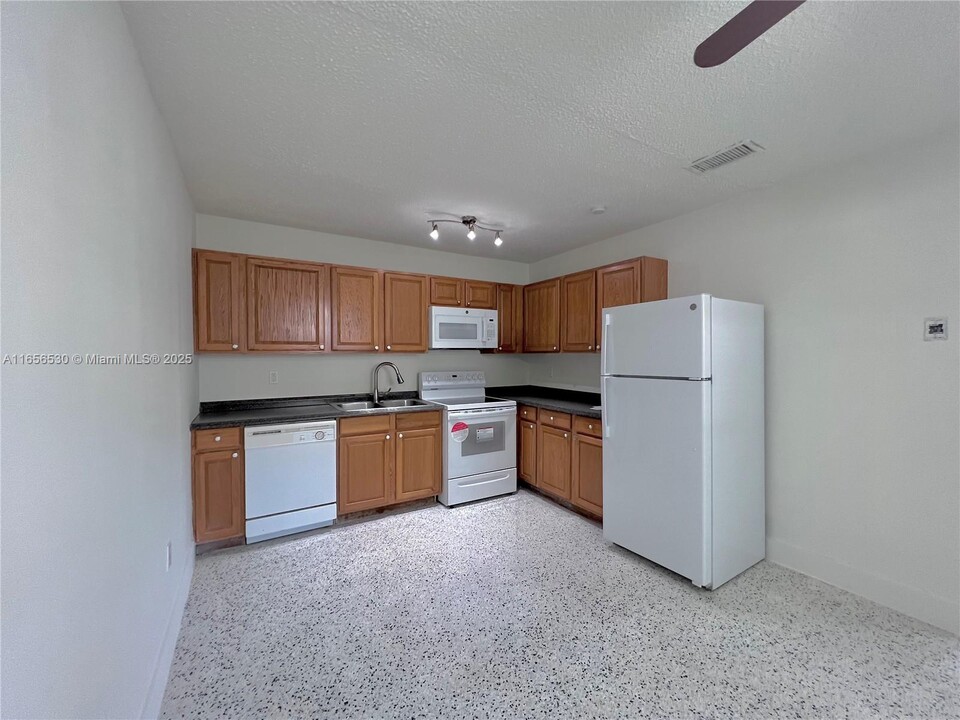 3216 SW 25th Ter in Miami, FL - Building Photo