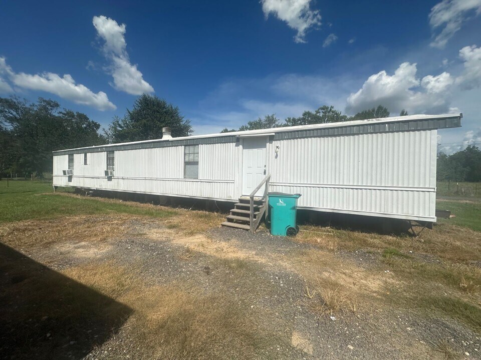 450 Harmon Ln in Opelousas, LA - Building Photo