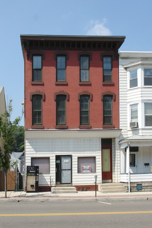 213 W Broad St in Tamaqua, PA - Foto de edificio - Building Photo