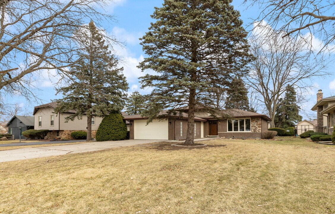 8518 Candlelight Dr W in Willow Springs, IL - Building Photo