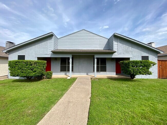 property at 2749 Parkchester Dr