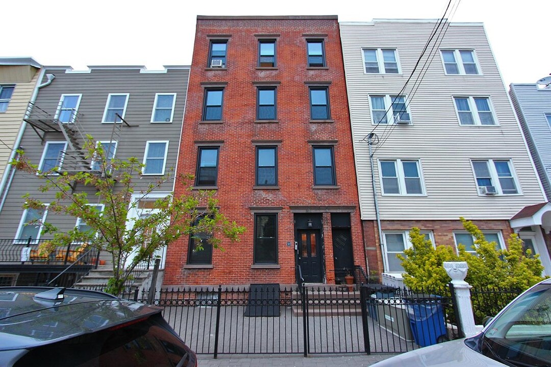 322 4th St in Jersey City, NJ - Building Photo