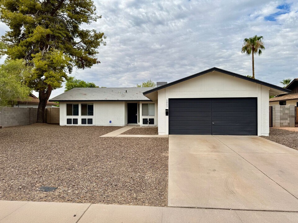 1057 E Frost Dr in Tempe, AZ - Foto de edificio