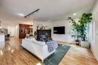 102 S Quincy St in Hinsdale, IL - Building Photo - Building Photo