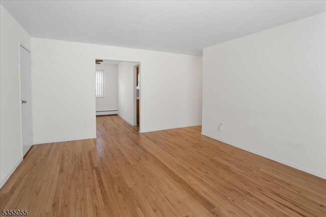 1131A Valley Rd in Wayne, NJ - Building Photo - Building Photo