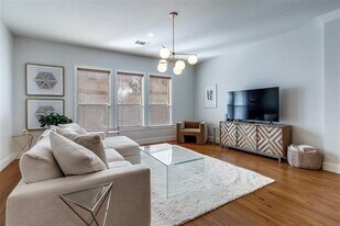 4830 Cedar Springs Rd in Dallas, TX - Building Photo