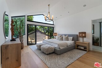 929 Marco Pl in Los Angeles, CA - Building Photo - Building Photo