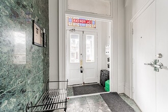 212 Carlton St. in Toronto, ON - Building Photo - Building Photo