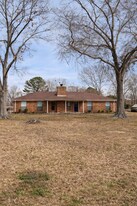5602 Hillcrest Dr in Texarkana, TX - Building Photo