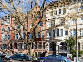 127 W 77th St in New York, NY - Building Photo
