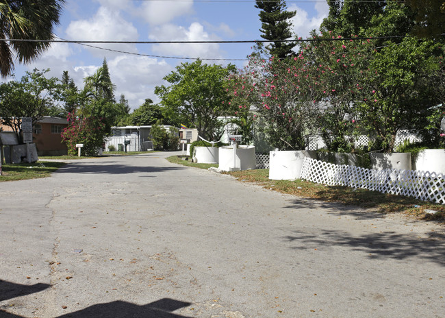 Biscayne Breeze Mobile Park in Miami, FL - Building Photo - Building Photo