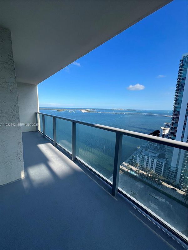 1155 Brickell Bay Dr in Miami, FL - Foto de edificio - Building Photo