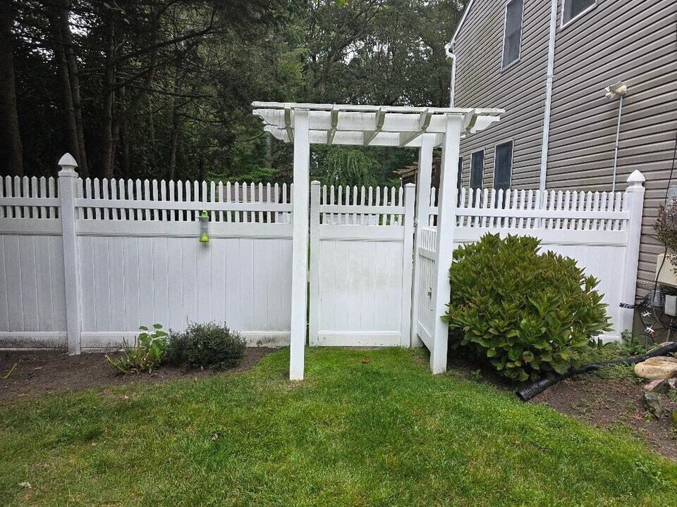 9 Charles St in Centereach, NY - Foto de edificio