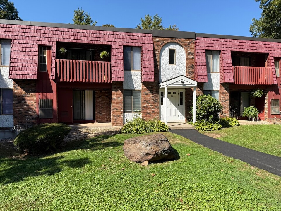 20 Woodsedge Dr in Newington, CT - Building Photo