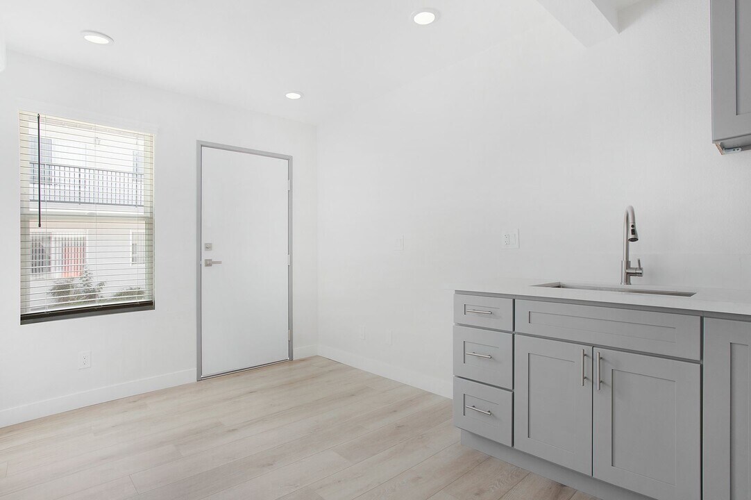 10442 Lampson Ave in Garden Grove, CA - Building Photo