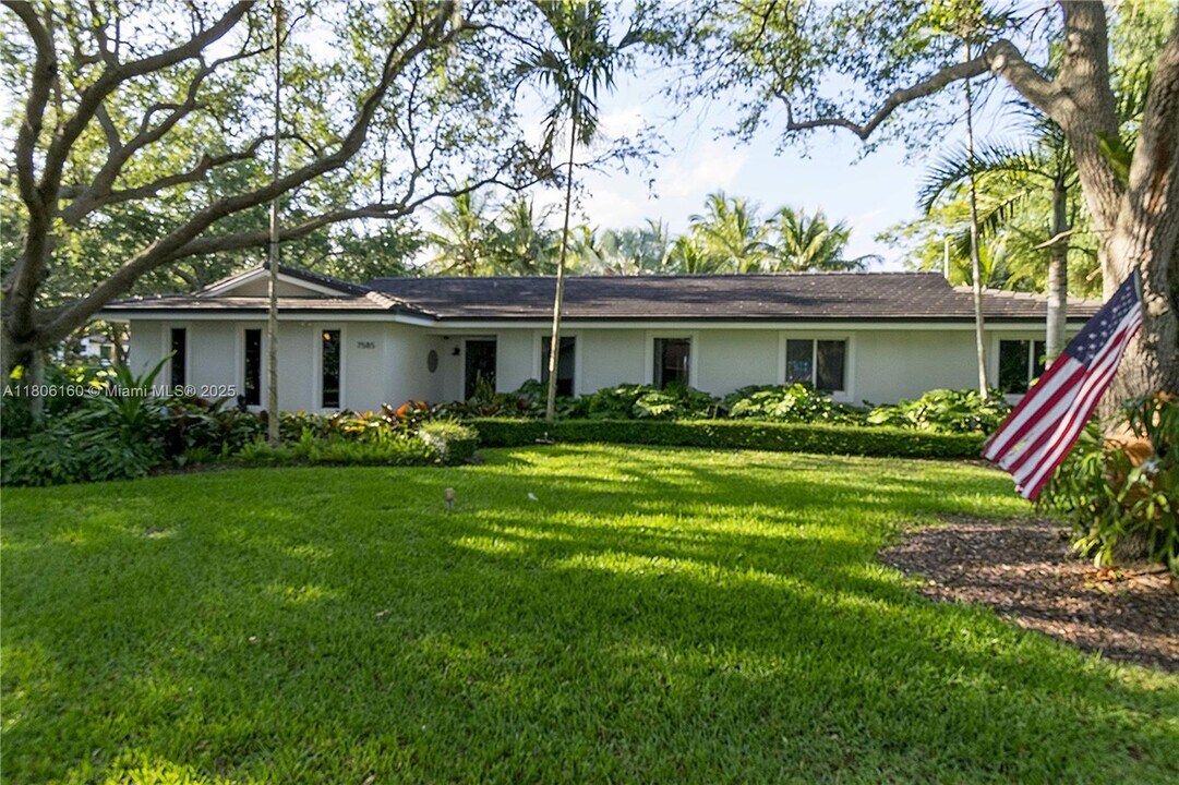 7585 SW 163rd St in Palmetto Bay, FL - Building Photo