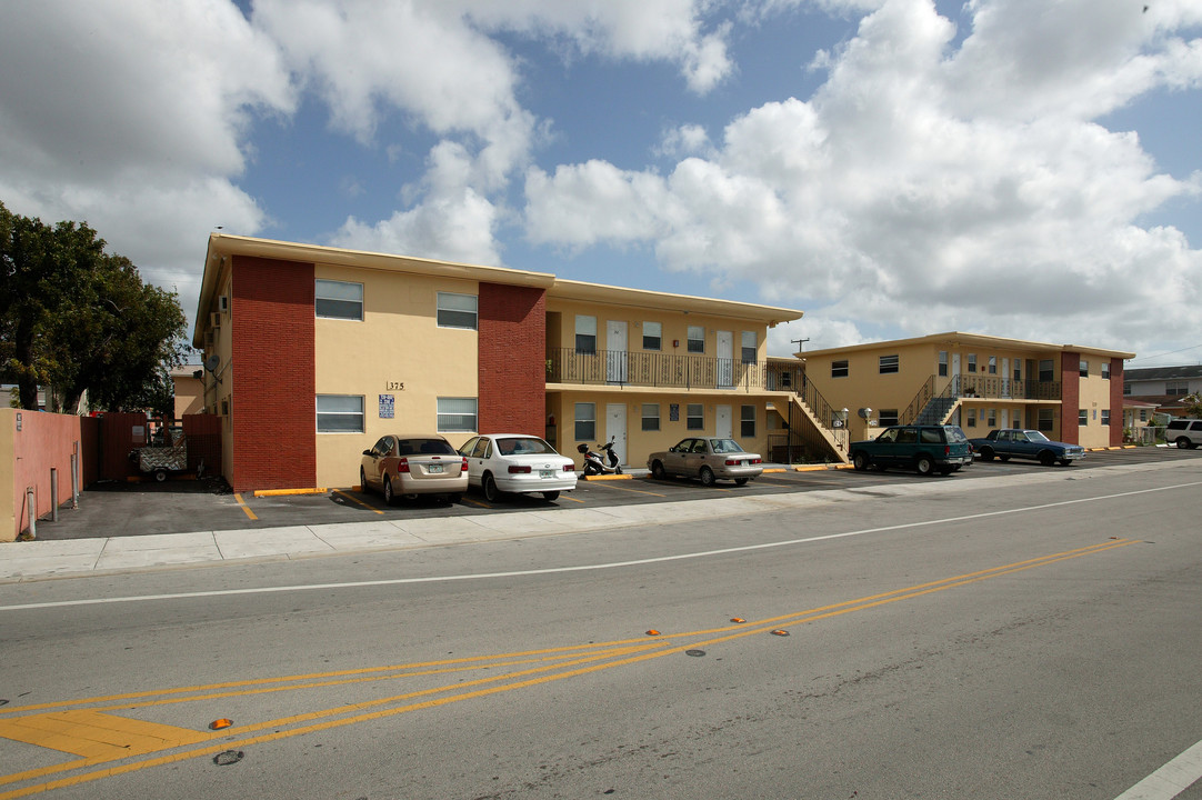 375 W 18th St in Hialeah, FL - Building Photo