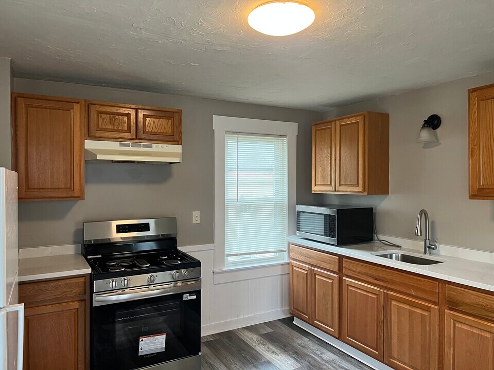 9 Pearl St, Unit 9 Pearl St #2 in Spencer, MA - Building Photo