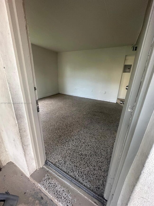 1241 SW 4th St in Homestead, FL - Foto de edificio - Building Photo
