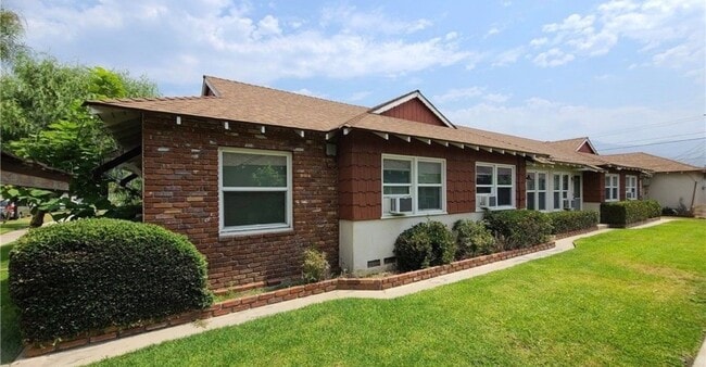 2544 N Buena Vista St in Burbank, CA - Foto de edificio - Building Photo