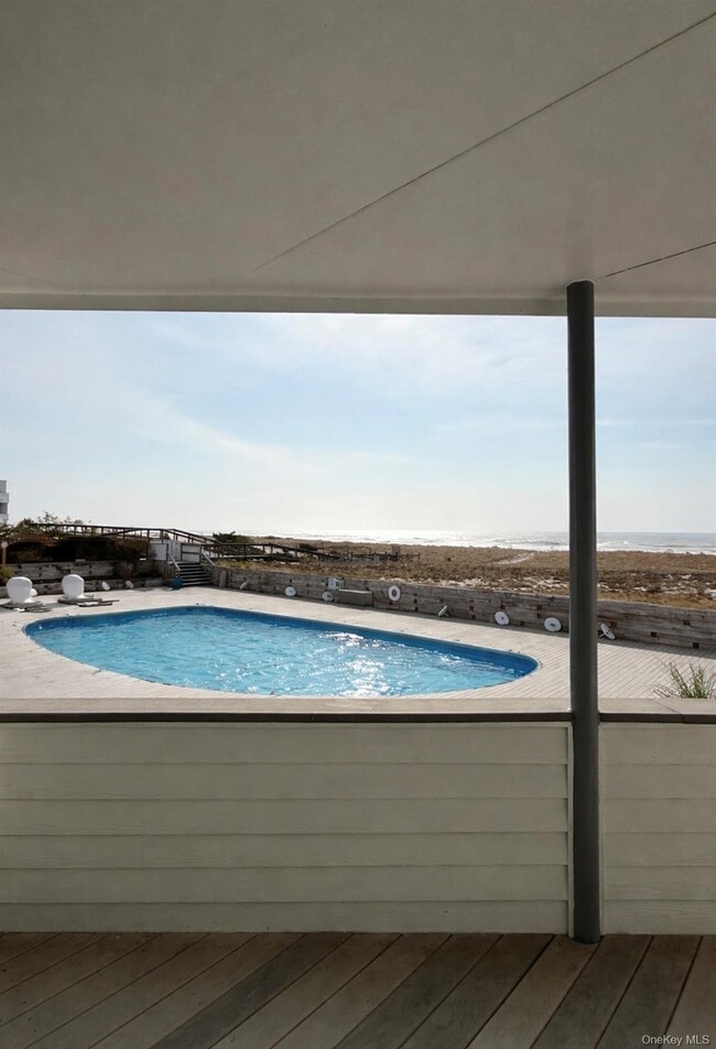 261 Dune Rd in Westhampton Beach, NY - Building Photo - Building Photo