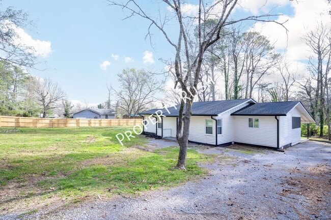 939 Dry Valley Rd in Rossville, GA - Building Photo - Building Photo