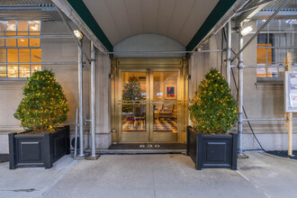 Medical Cooperatives in Residential Building in New York, NY - Foto de edificio - Building Photo