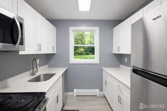 289 Main St, Unit 6G in Spotswood, NJ - Foto de edificio - Building Photo