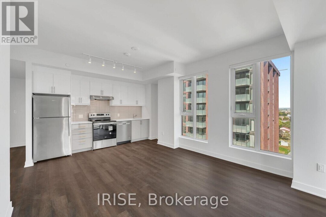 3030 Pharmacy Ave in Toronto, ON - Building Photo