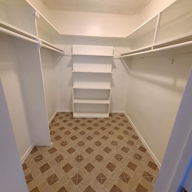 5555 W 8th St, Unit 207 in Los Angeles, CA - Building Photo - Building Photo
