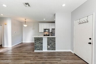 152 Maegan Pl, Unit 9 in Thousand Oaks, CA - Foto de edificio - Building Photo