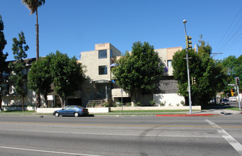 6959 Woodman Ave in Van Nuys, CA - Building Photo - Building Photo