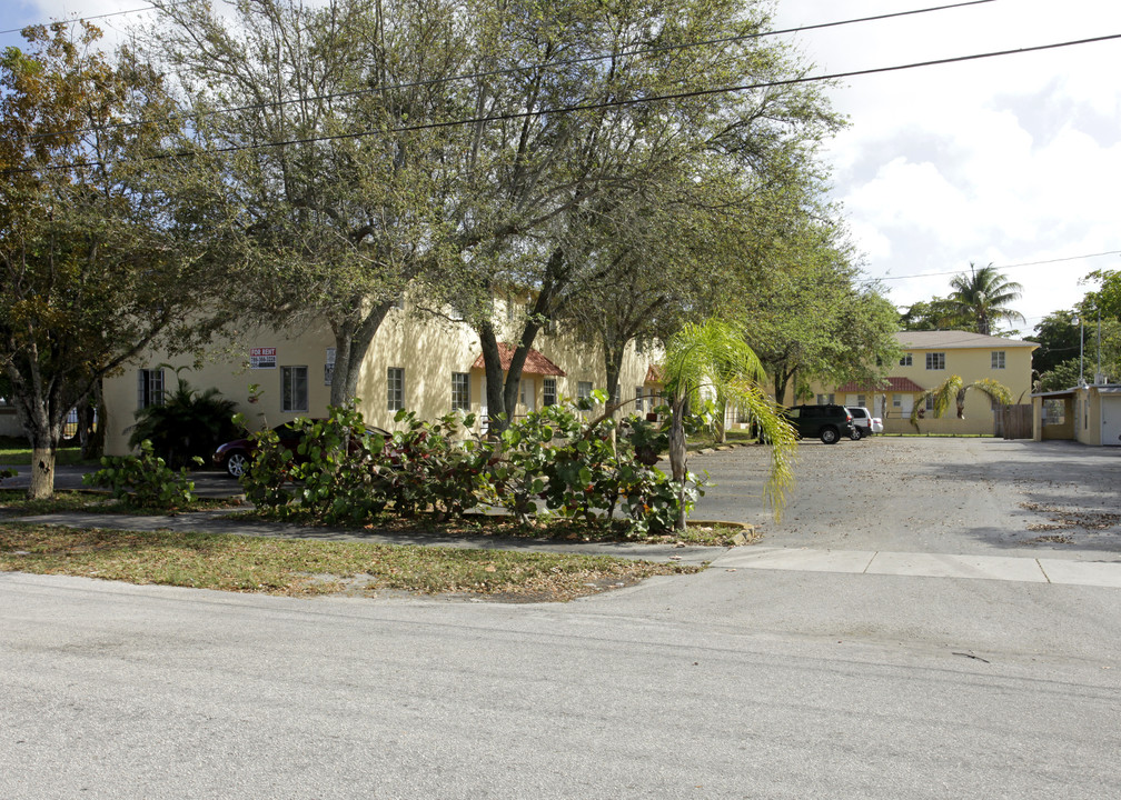 Hampton Green Apartments in North Miami, FL - Building Photo