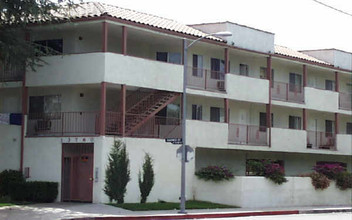 Vanowen Court Apartments in Van Nuys, CA - Building Photo - Building Photo