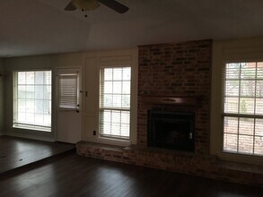 1201 Ashbourne Ln in Longview, TX - Foto de edificio - Building Photo