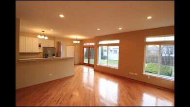 217 Sparrow Ln in Bolingbrook, IL - Building Photo - Building Photo