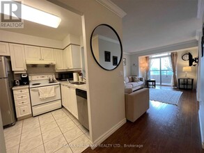 1001-1018 SOMMERSET Way in Toronto, ON - Building Photo - Building Photo