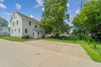 1021 W 22nd St in Cedar Falls, IA - Building Photo - Building Photo
