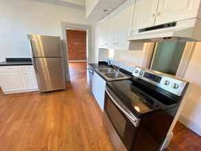 877 Dennison Ave in Columbus, OH - Foto de edificio - Building Photo