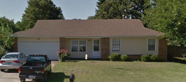 property at 706 E Walnut Lawn St